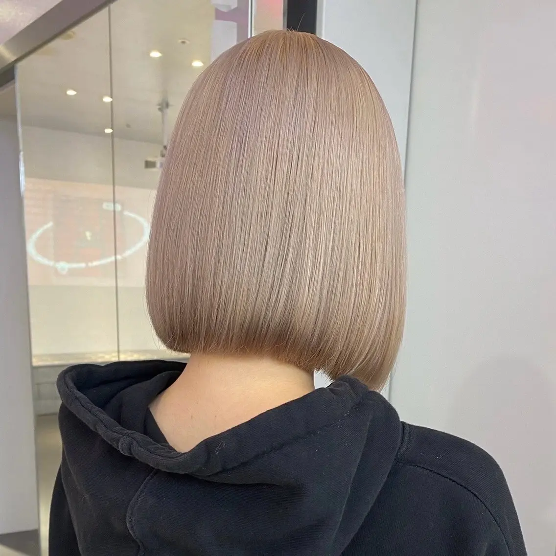 ショート カラー ベージュカラー ミルクティーベージュ ボブ ヘアカラー 🎀ハイトーン🎀 ケアブリーチmikuのヘアスタイル