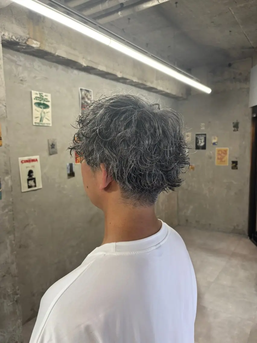 ショート パーマ メンズ メンズパーマ 刈り上げ 波巻きパーマ スパイラルパーマ カット パーマ トリートメント door white hideのヘアスタイル