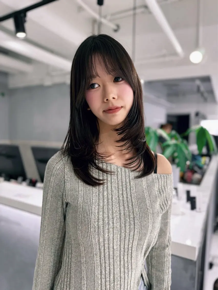 ミディアム カット sena⌇ベージュ⌇ ブリーチなしWカラーのヘアスタイル