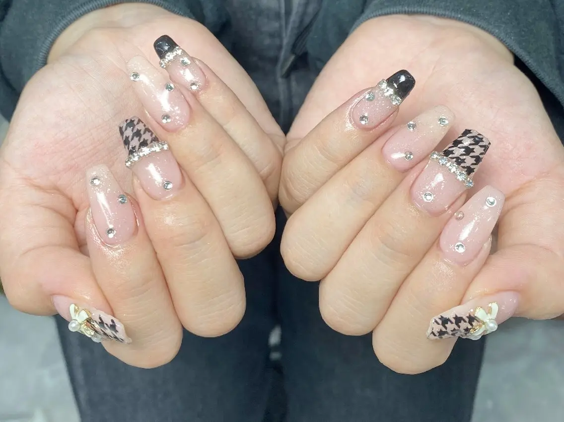 ネイル チークネイル 長さ出し フレンチネイル ジェルネイル キラキラネイル ハンドネイル UM Nail Salonのネイルデザイン