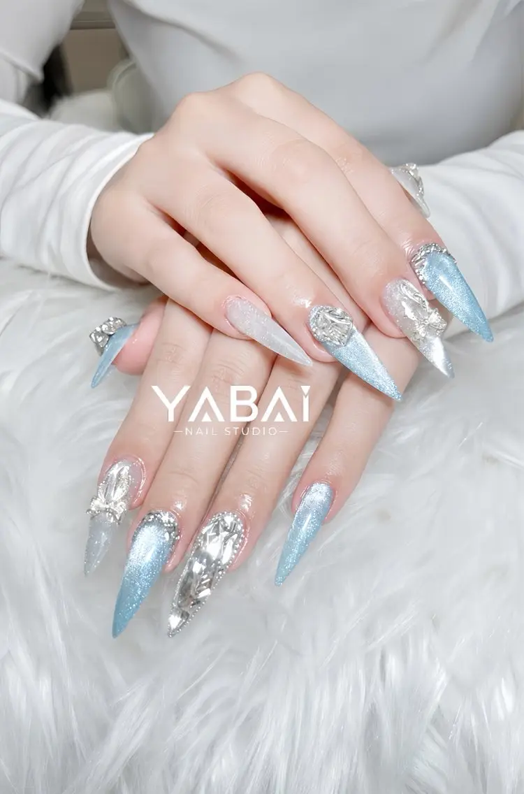 ネイル ブルー キラキラネイル ロングネイル シルバー YABAI NailStudioのネイルデザイン