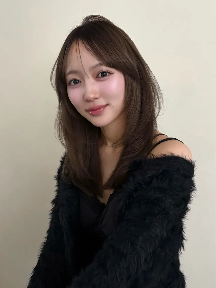 セミロング ヘアカラー 透明感カラー アオイのヘアスタイル