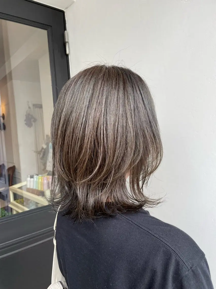 ミディアム カラー アッシュ アッシュグレー 透明感カラー 立和名 泉のヘアスタイル