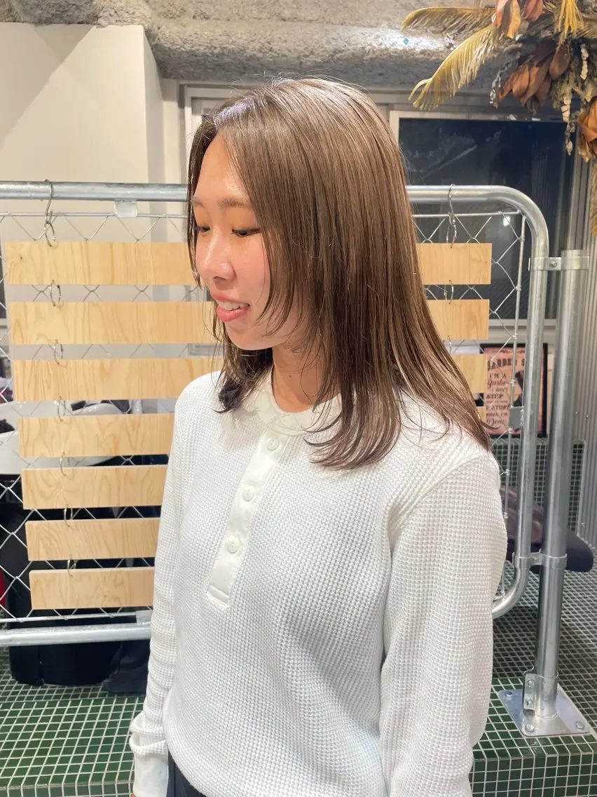 セミロング カラー ベージュカラー ミルキーベージュ カット ヘアカラー トリートメント 狩野 羅夢のヘアスタイル