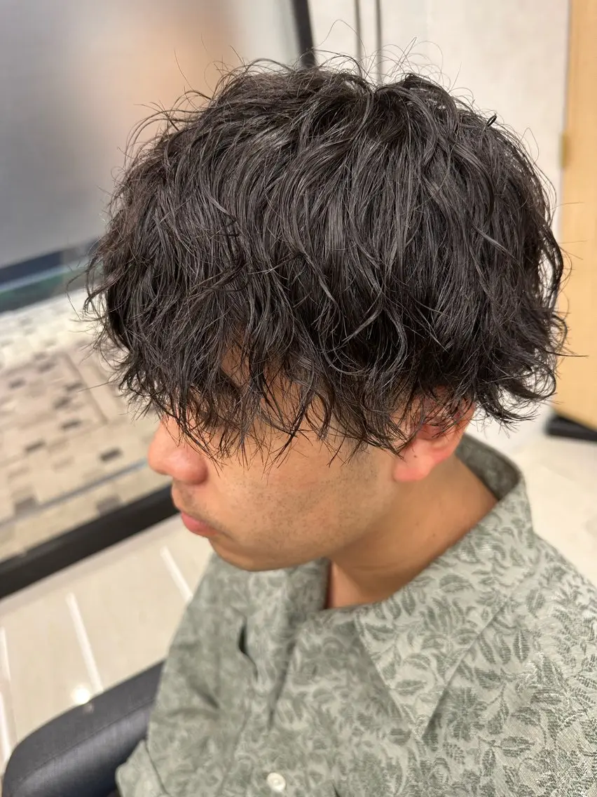 ミディアム パーマ メンズ ミディアムパーマ メンズパーマ ツイストスパイラルパーマ 波巻きパーマ スパイラルパーマ 💈メンズ特化 美容師サキ💈のヘアスタイル