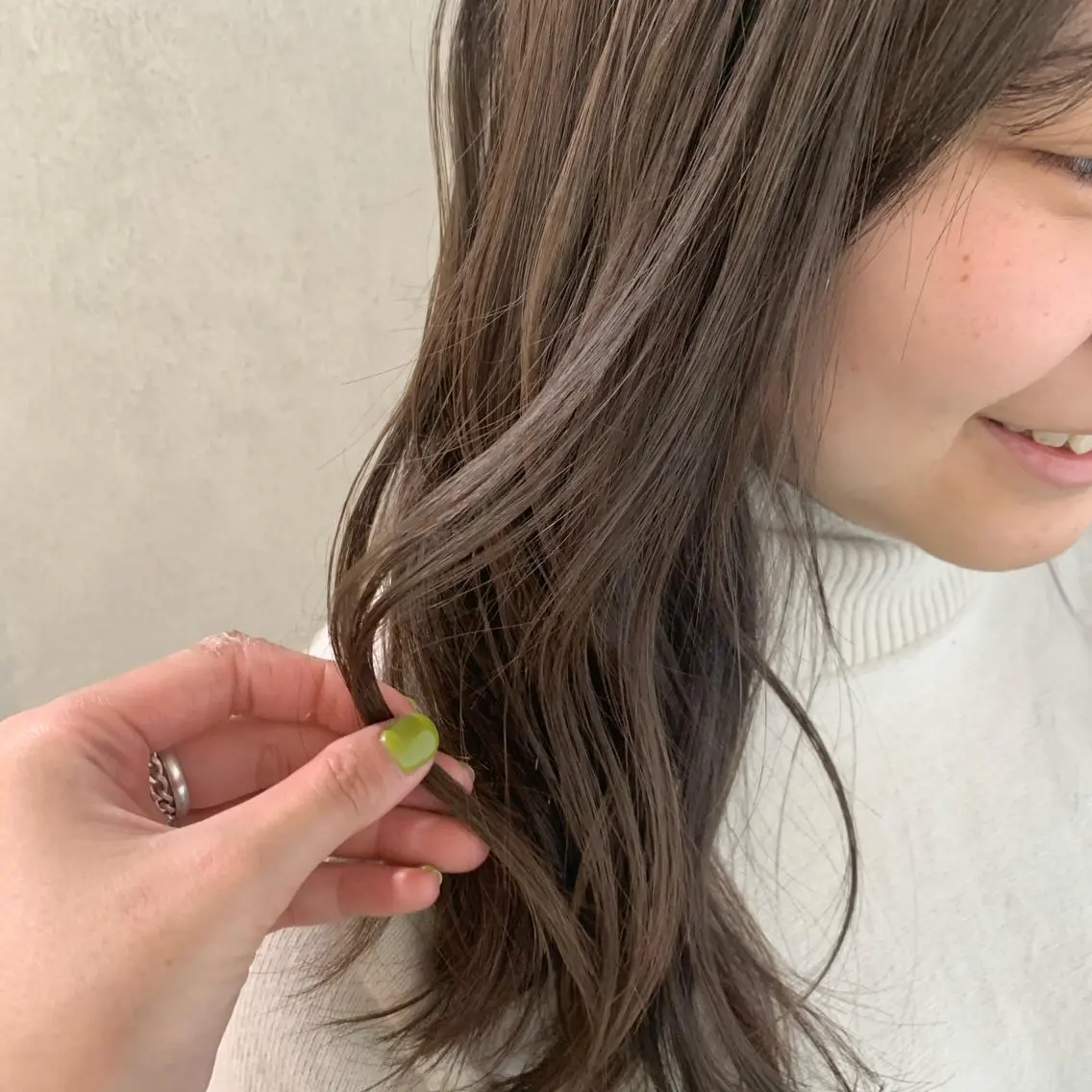 セミロング カラー 🪐脱白髪染め 🪐松尾菜々美のヘアスタイル