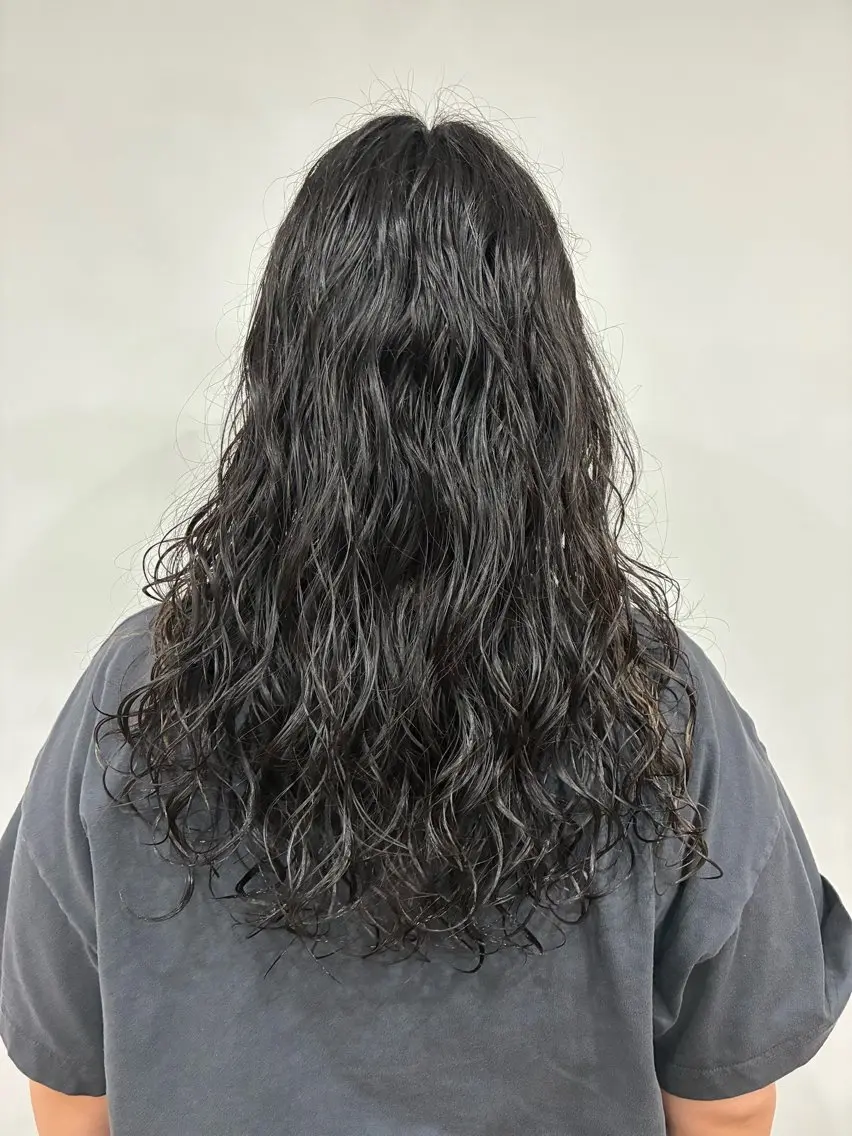ロング パーマ 伊東 亜梨紗のヘアスタイル