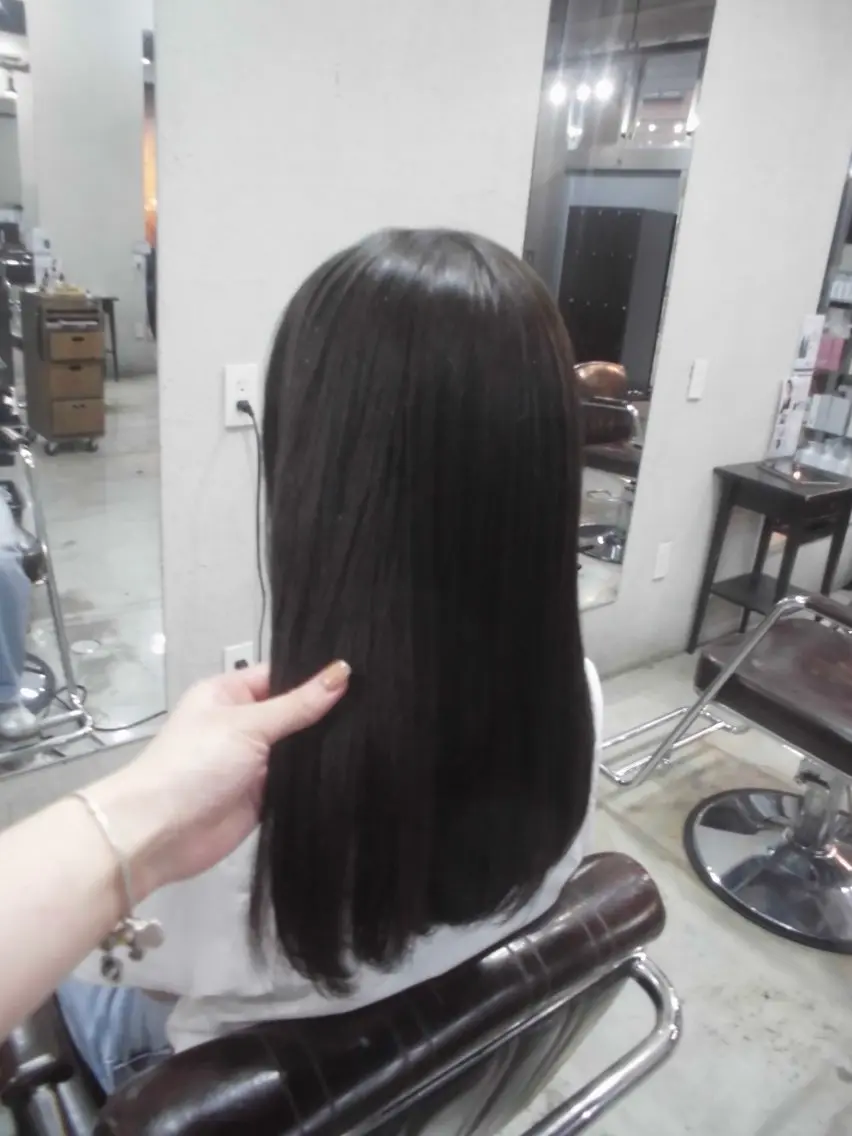 ロング カラー グレージュ オリーブグレージュ オリーブグレー ヘアカラー トリートメント 三浦 瑠音のヘアスタイル