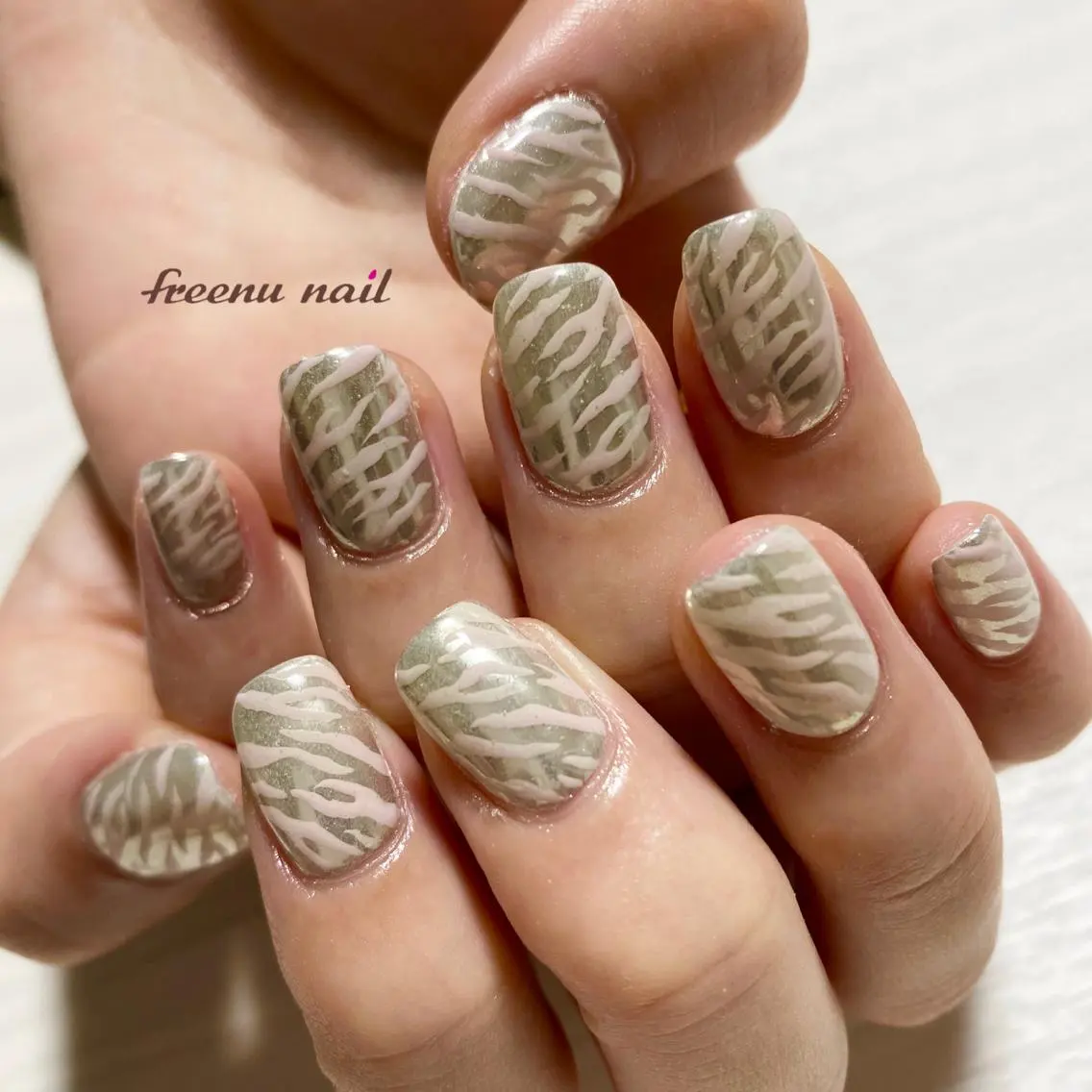 ネイル アニマル柄 ミラーネイル ピンク freenu nail【24H】のネイルデザイン