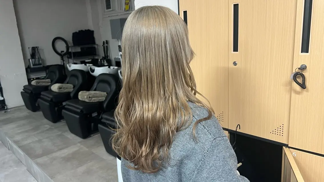 ロング カラー ベージュカラー ミルクティーベージュ カット ヘアカラー 🎀tokute ナオ🧸のヘアスタイル