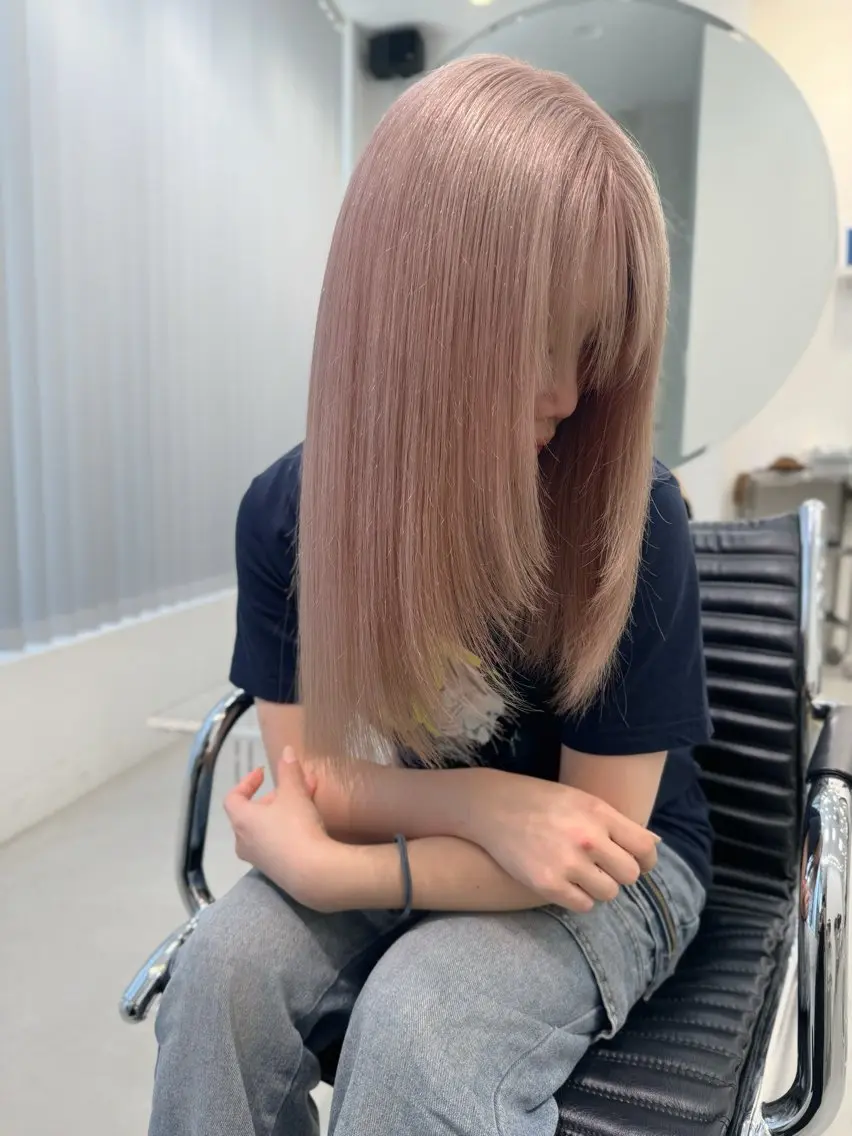 カラー グレージュ ミルクティーグレージュ ヘアカラー エフェクトブリーチ /ウルフ/クワさんのヘアスタイル
