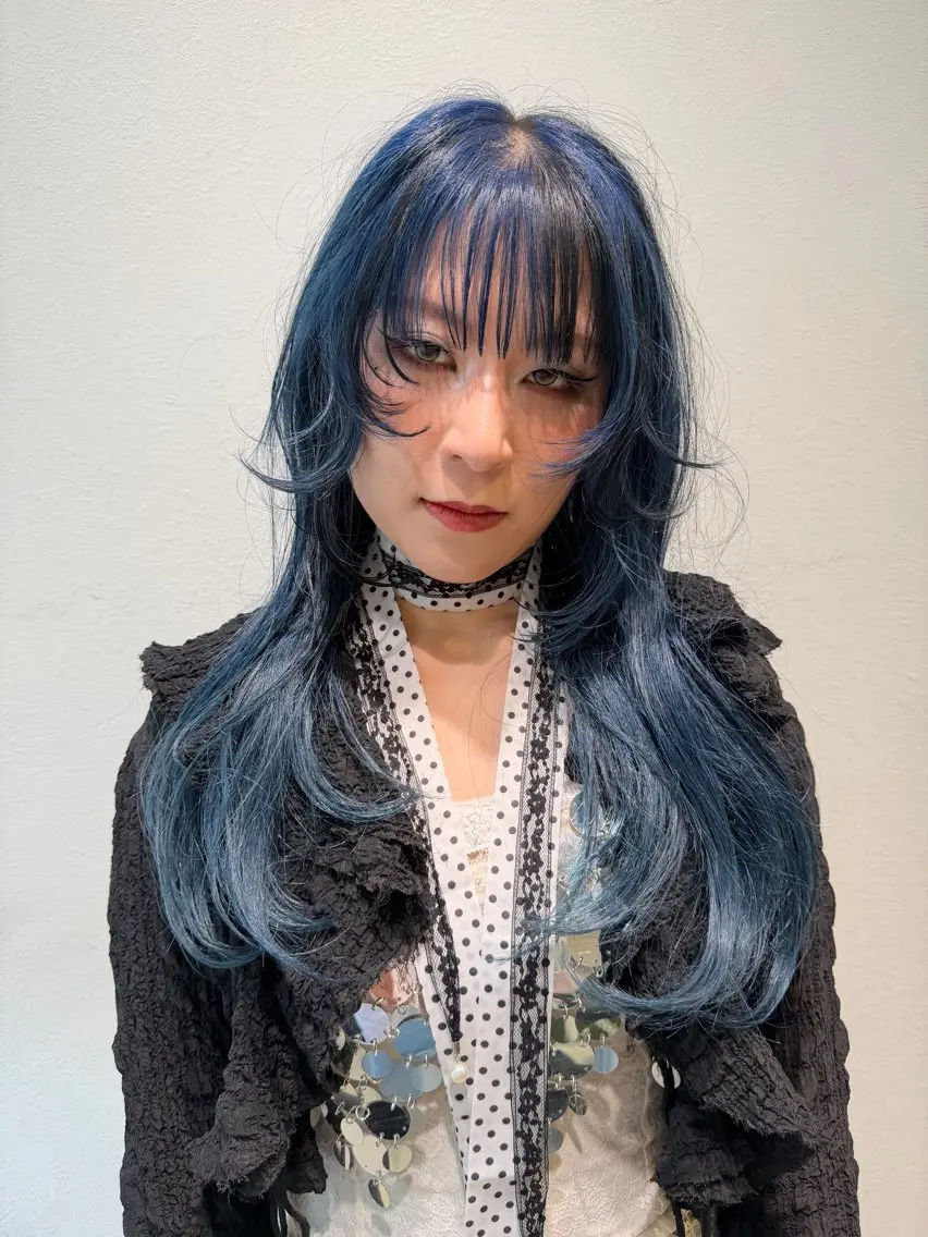 セミロング カラー 黒髪 ブルーカラー デザインカラー カット ヘアカラー SARA古賀店 かすみ🐬🩵のヘアスタイル