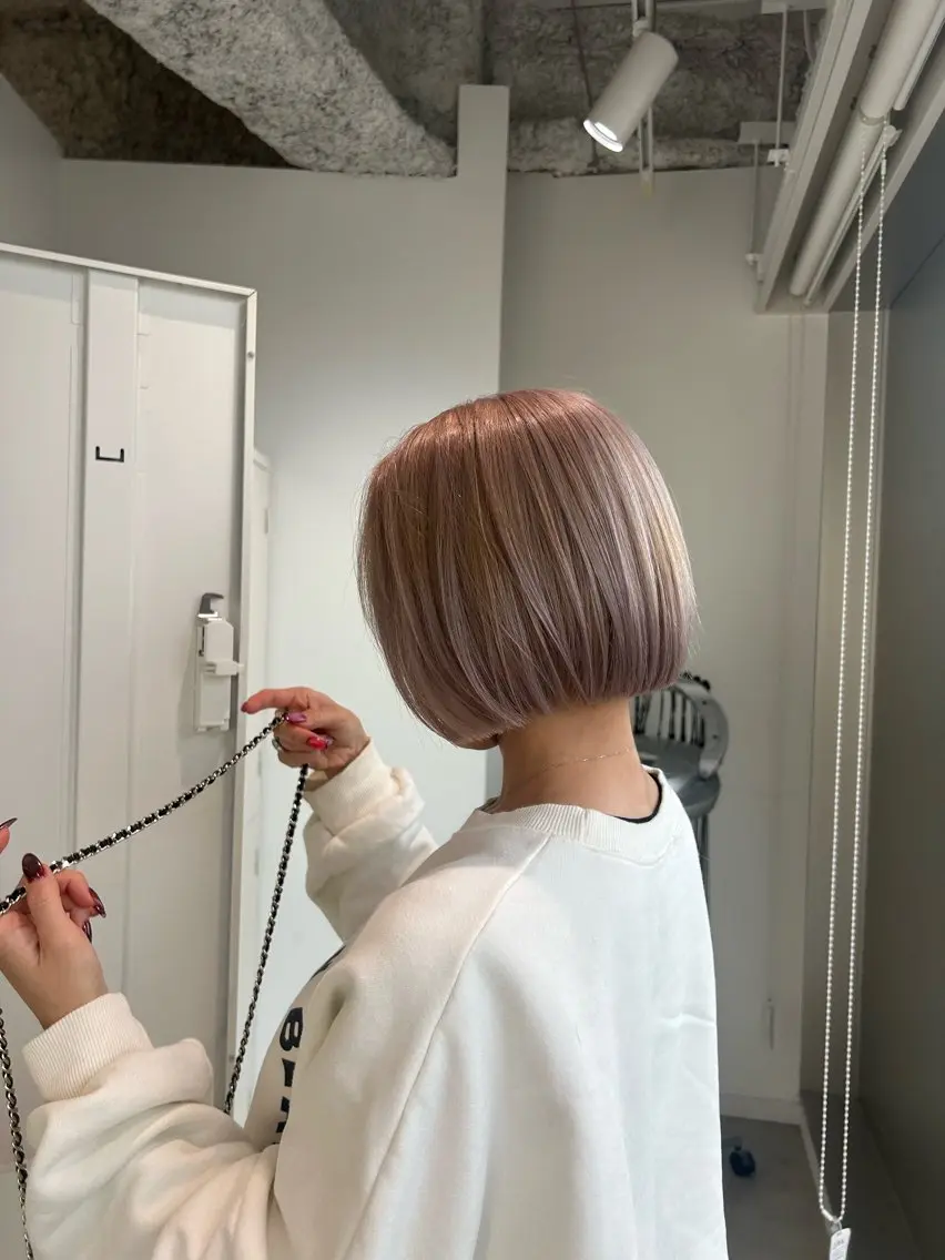 ショート カラー ブリーチ ハイトーンカラー ボブ EIGHT mana 海外グレージュ🥥のヘアスタイル