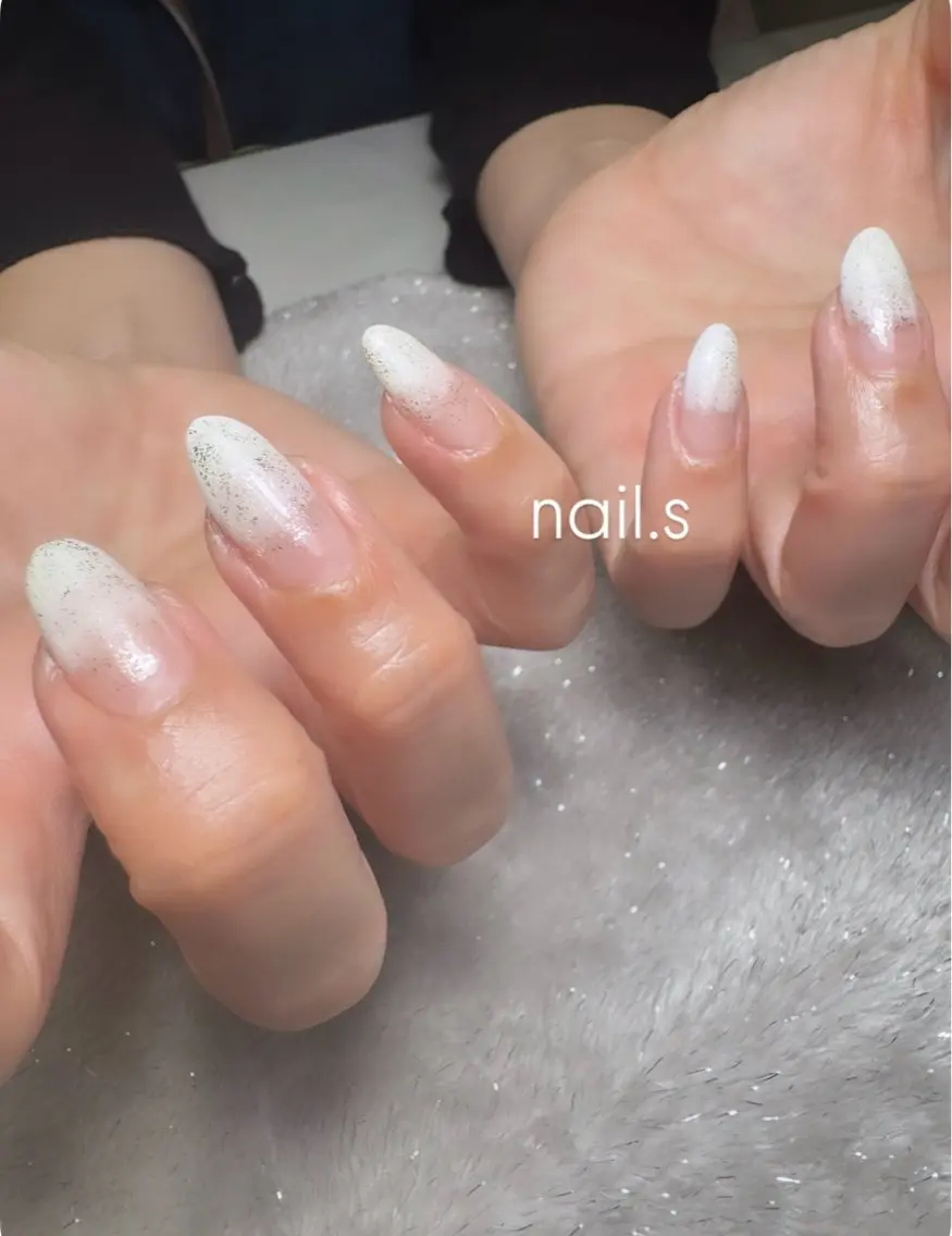 ネイル グラデーション ラメ(グリッター) オフィスネイル シンプルネイル ホワイト ハンドネイル nail.s misatoのネイルデザイン