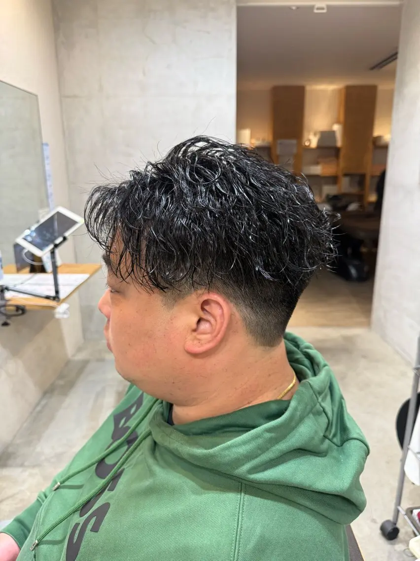 ショート パーマ メンズ センターパート メンズパーマ ツイストスパイラルパーマ 刈り上げ 波巻きパーマ 🔥KOSEI🔥 波巻き/ツイスパのヘアスタイル