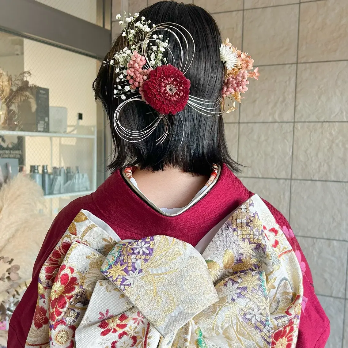 ミディアム ヘアアレンジ 成人式 ボブ 卒業式のヘアスタイル 髪飾り ヘアセット ダブルカラー,透け カラーHINARIのヘアスタイル