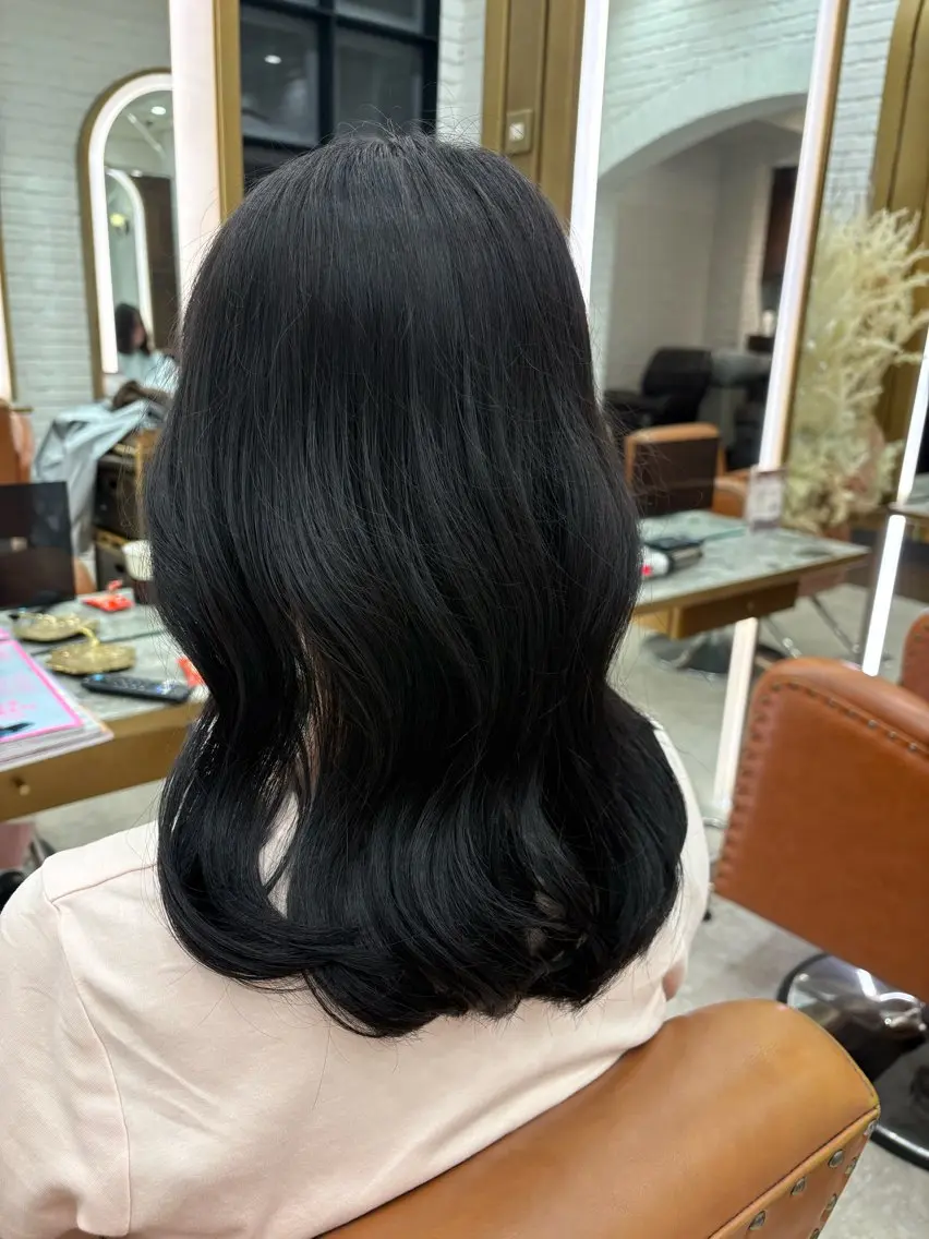 ミディアム カラー 黒髪 ヘアカラー 湯浅 菜月のヘアスタイル
