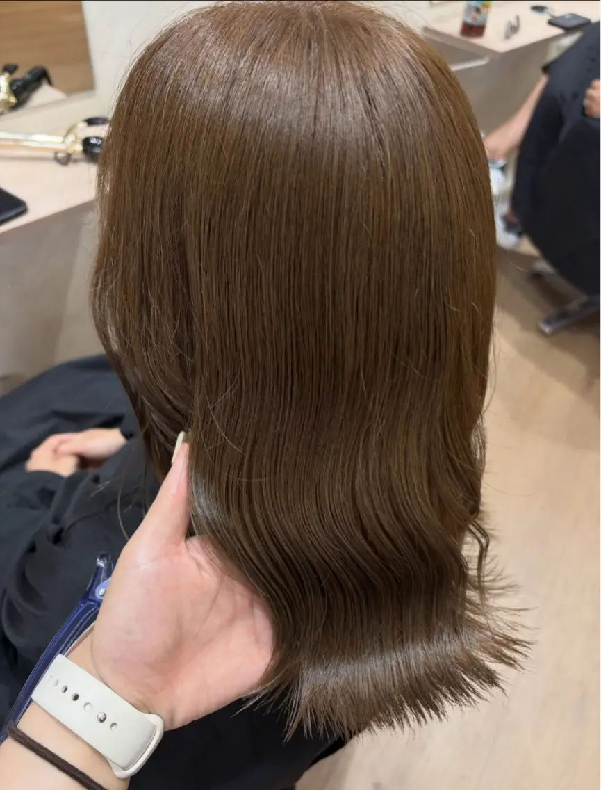 ミディアム カラー ベージュカラー ブリーチ ダブルカラー ブリーチなしカラー カット ヘアカラー 湊 陽菜のヘアスタイル