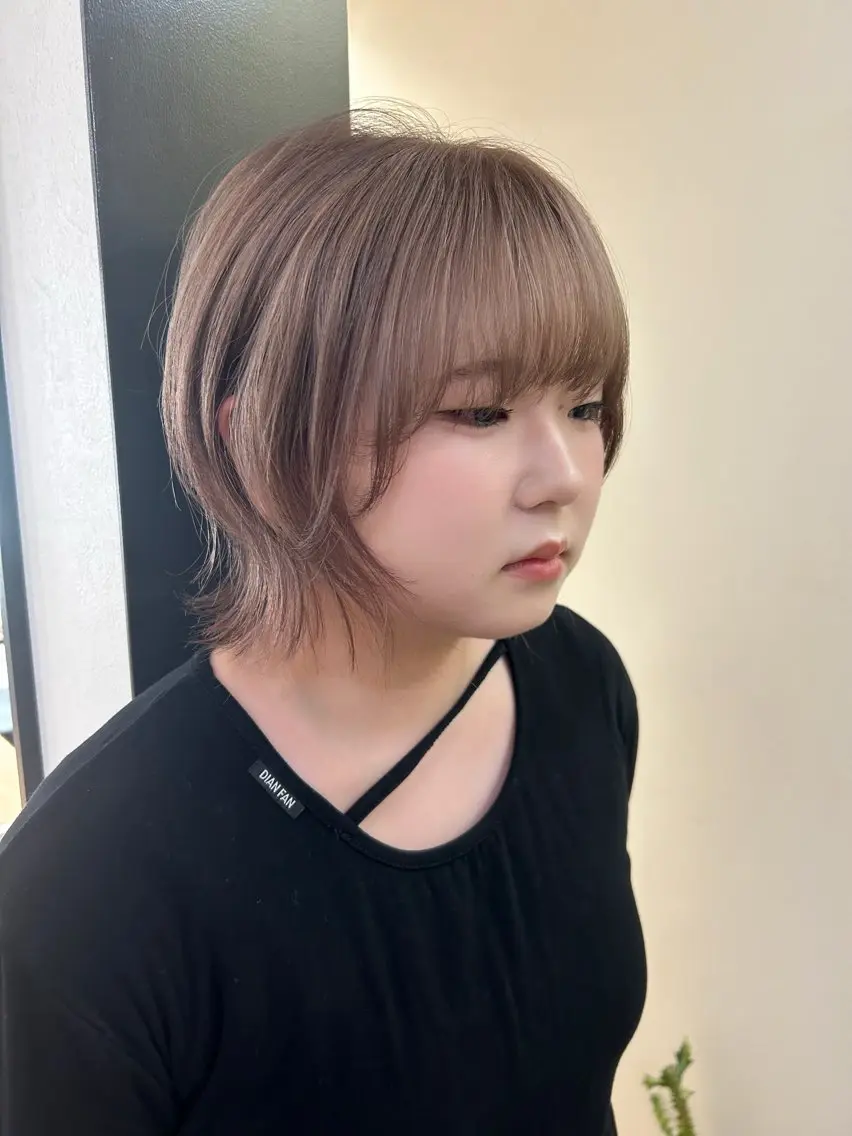 ショート カラー ベージュカラー ブリーチ ミルクティーベージュ カット ヘアカラー トリートメント hubhair レイヤー/透明感のヘアスタイル