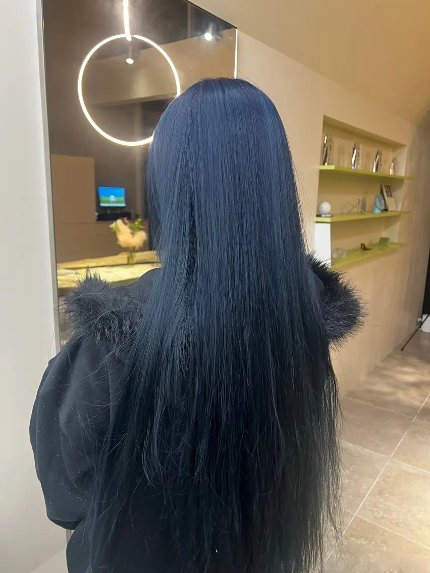 ロング カラー ブルーカラー 吉田 紫音のヘアスタイル