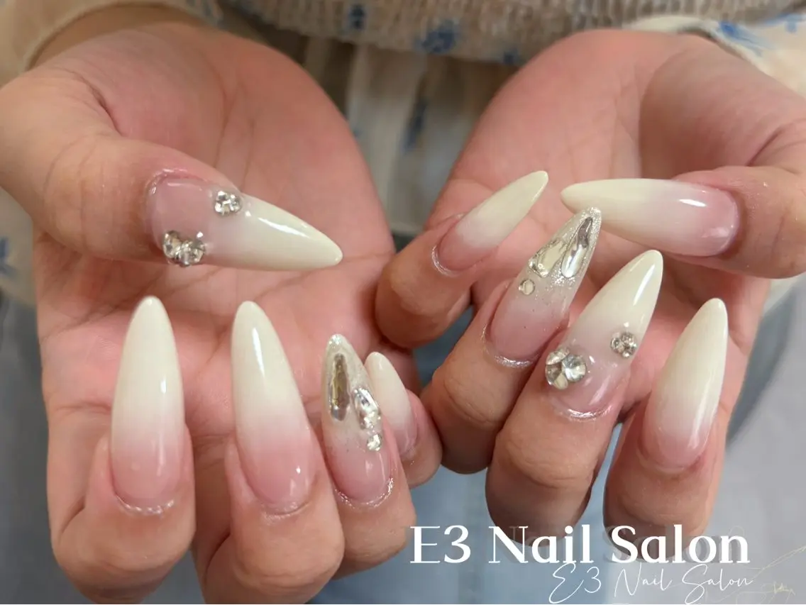 ネイル オーロラネイル フレンチネイル ジェルネイル ガラスフレンチ キラキラネイル ハンドネイル E3 Nail Salonのネイルデザイン