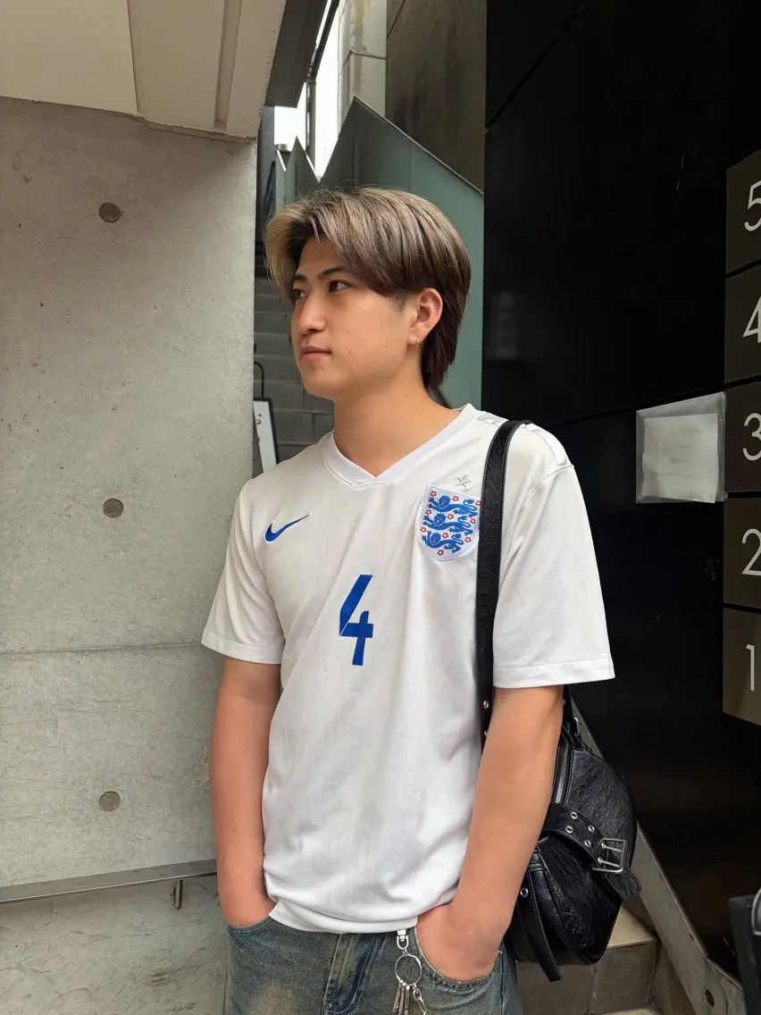 ショート カラー メンズ メンズブリーチ センターパート メンズ韓国風 アッシュ ベージュカラー 川崎 虎次朗のヘアスタイル