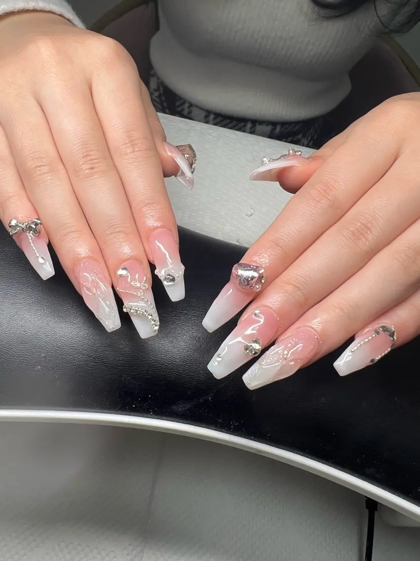 ネイル オーロラネイル チークネイル 長さ出し フットネイル フレンチネイル ハンドネイル Lee Nailsのネイルデザイン