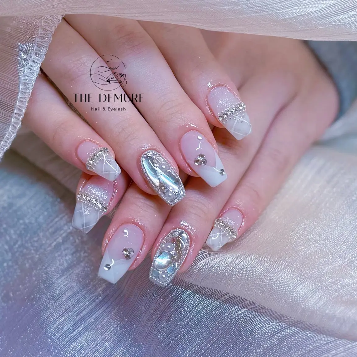 ネイル アートネイル フットネイル キラキラネイル 韓国ネイル 水色 ハンドネイル ハンドケア NailDemure 【銀座店】のネイルデザイン