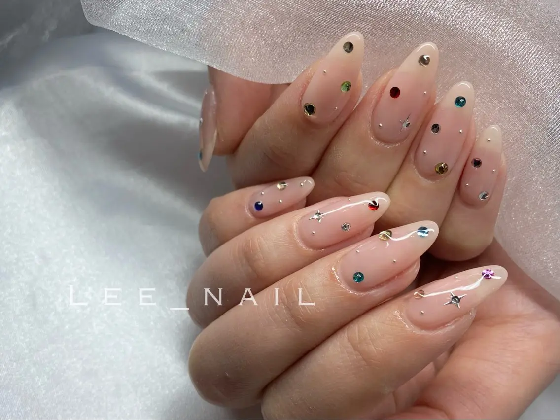 ネイル ピンク ピンクベージュ ストーンネイル ハンドネイル Lee_ nailのネイルデザイン