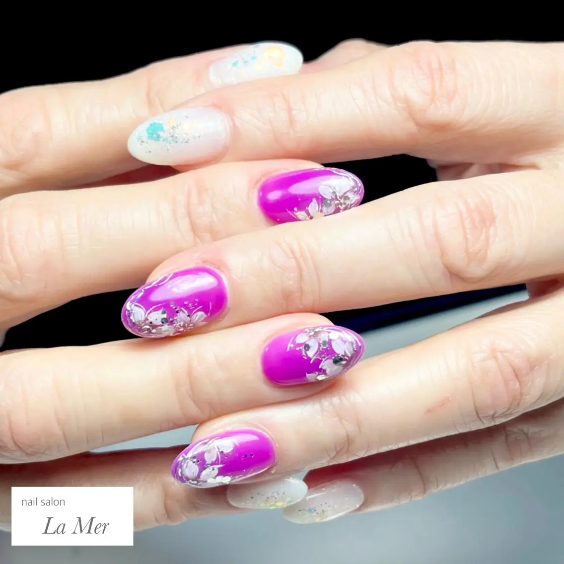 ネイル オーロラネイル フラワーネイル ラメ(グリッター) パープル ホワイト ハンドネイル nailsalon La Merのネイルデザイン