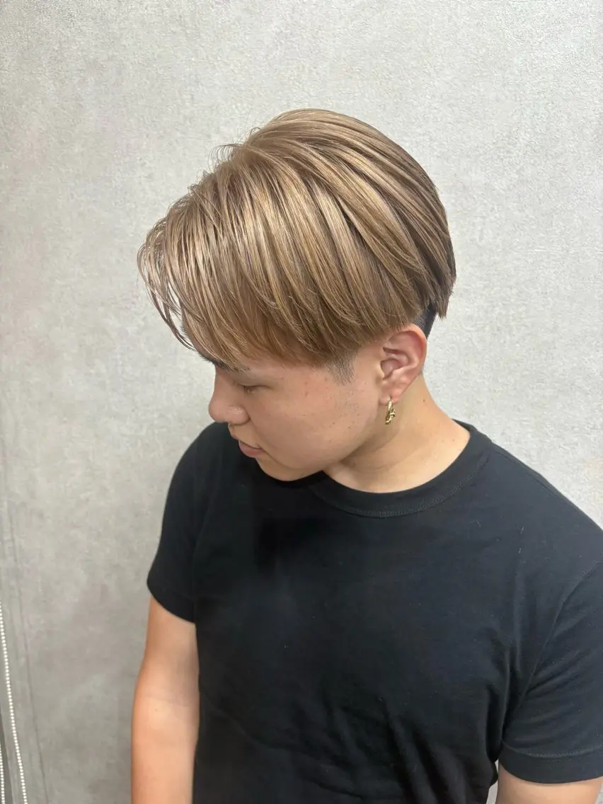 カラー メンズ メンズブリーチ ベージュカラー ブリーチ ミルクティーベージュ ヘアカラー トリートメント 天神/ハイトーン/艶 カラー/Miharuのヘアスタイル