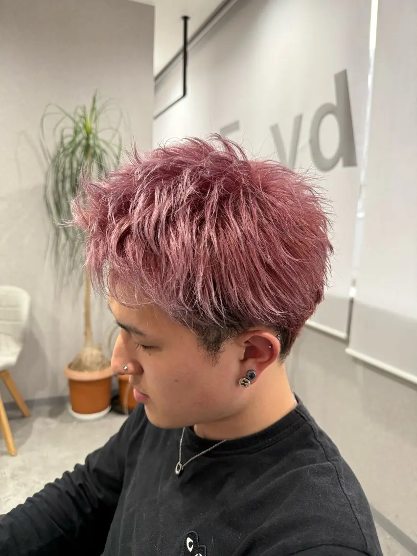 ショート カラー メンズ メンズハイトーン ハイトーンカラー ピンクカラー 白石 海斗のヘアスタイル