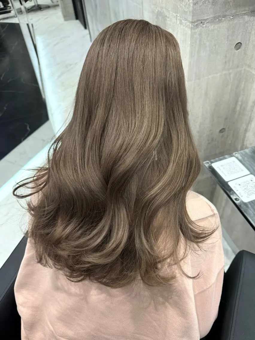 カラー ダブルカラー／レイヤ ーカット𝓜𝓐𝓞のヘアスタイル