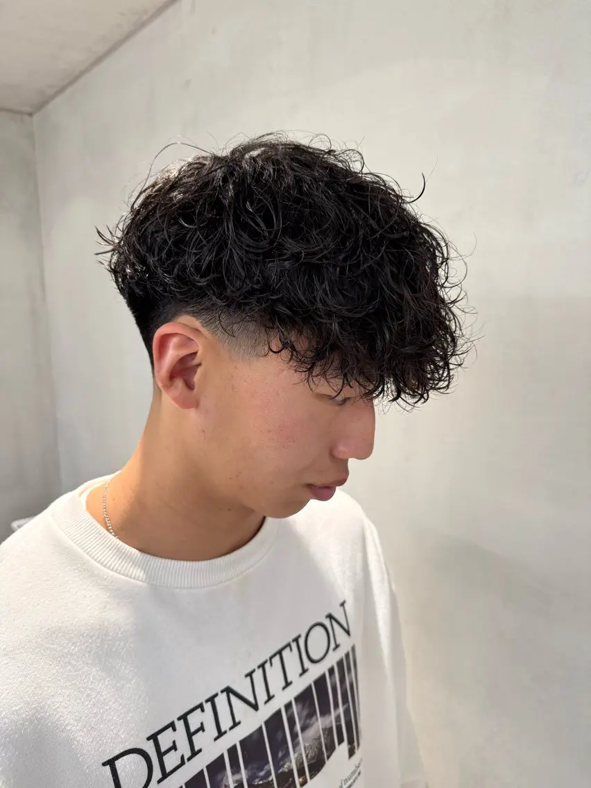 ショート パーマ メンズ ⚡メンズパーマフ ェードカットTomyのヘアスタイル