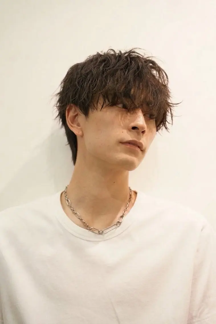 ミディアム パーマ メンズ ミディアムパーマ メンズブリーチ センターパート フェードカット マッシュ メンズサロン kiyoのヘアスタイル