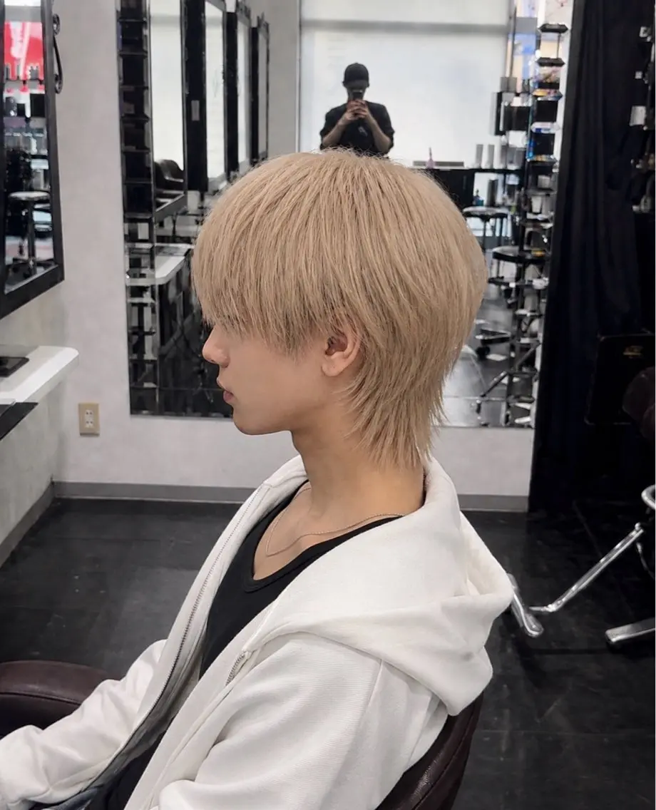 カラー メンズ メンズブリーチ マッシュウルフ マッシュ メンズウルフカット ベージュカラー 美容室Hip's decoのヘアスタイル