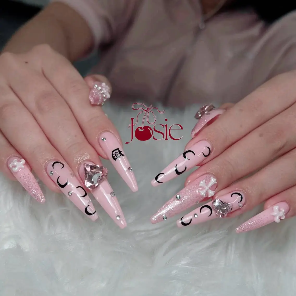 ネイル 長さ出し キラキラネイル 韓国ネイル ロングネイル ワンホンネイル ハンドネイル Josie nail salonのネイルデザイン