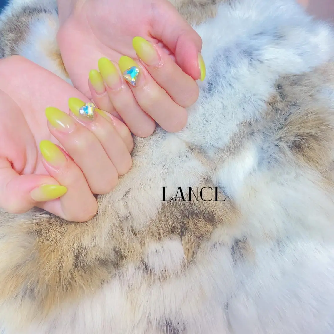 ミディアム ネイル イエローカラー オーロラネイル フットネイル フレンチネイル ミラーネイル ハンドネイル Lance nailのネイルデザイン