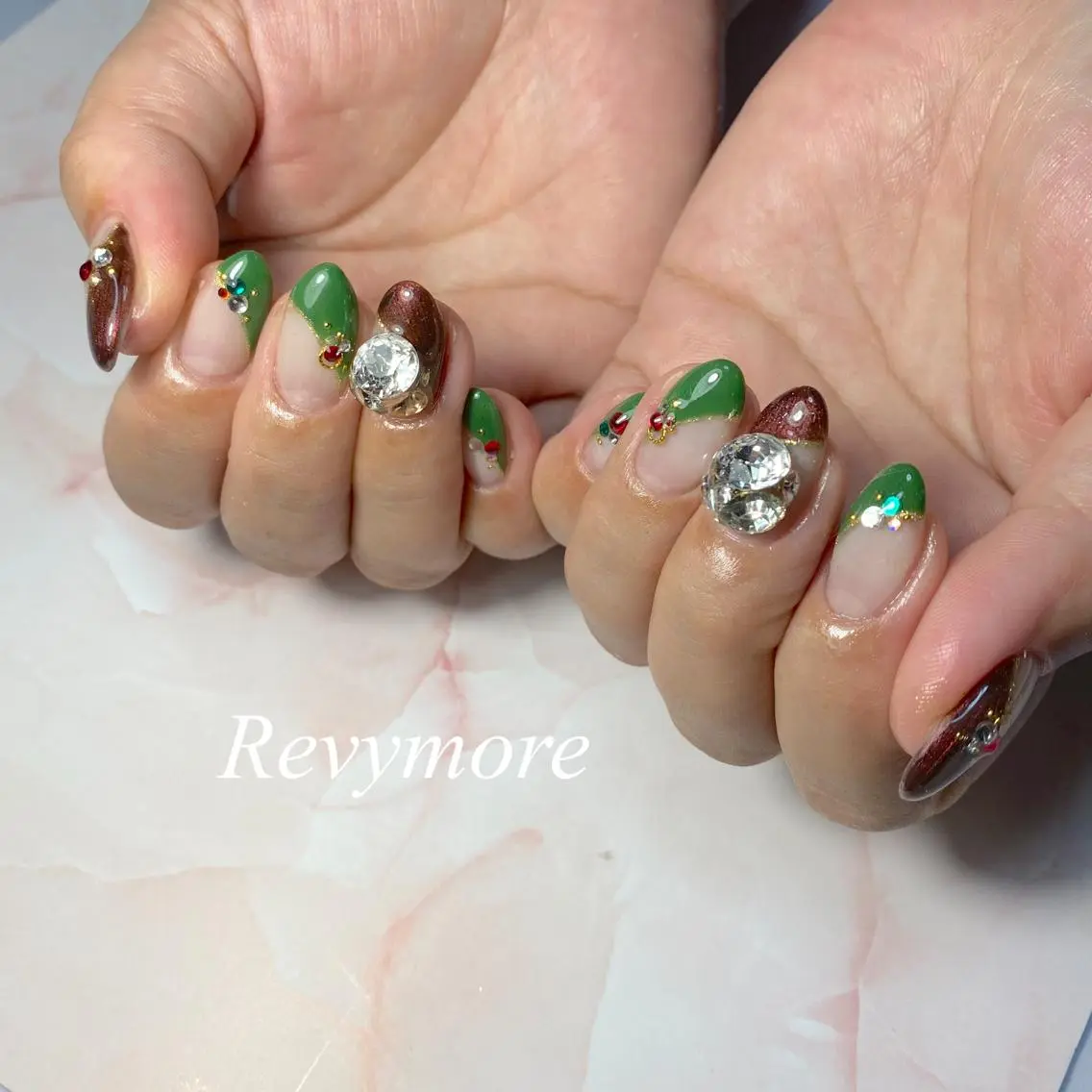 ミディアム ネイル フレンチネイル ジェルネイル グリーン 赤色 シンプルネイル nail salon Revymoreのネイルデザイン