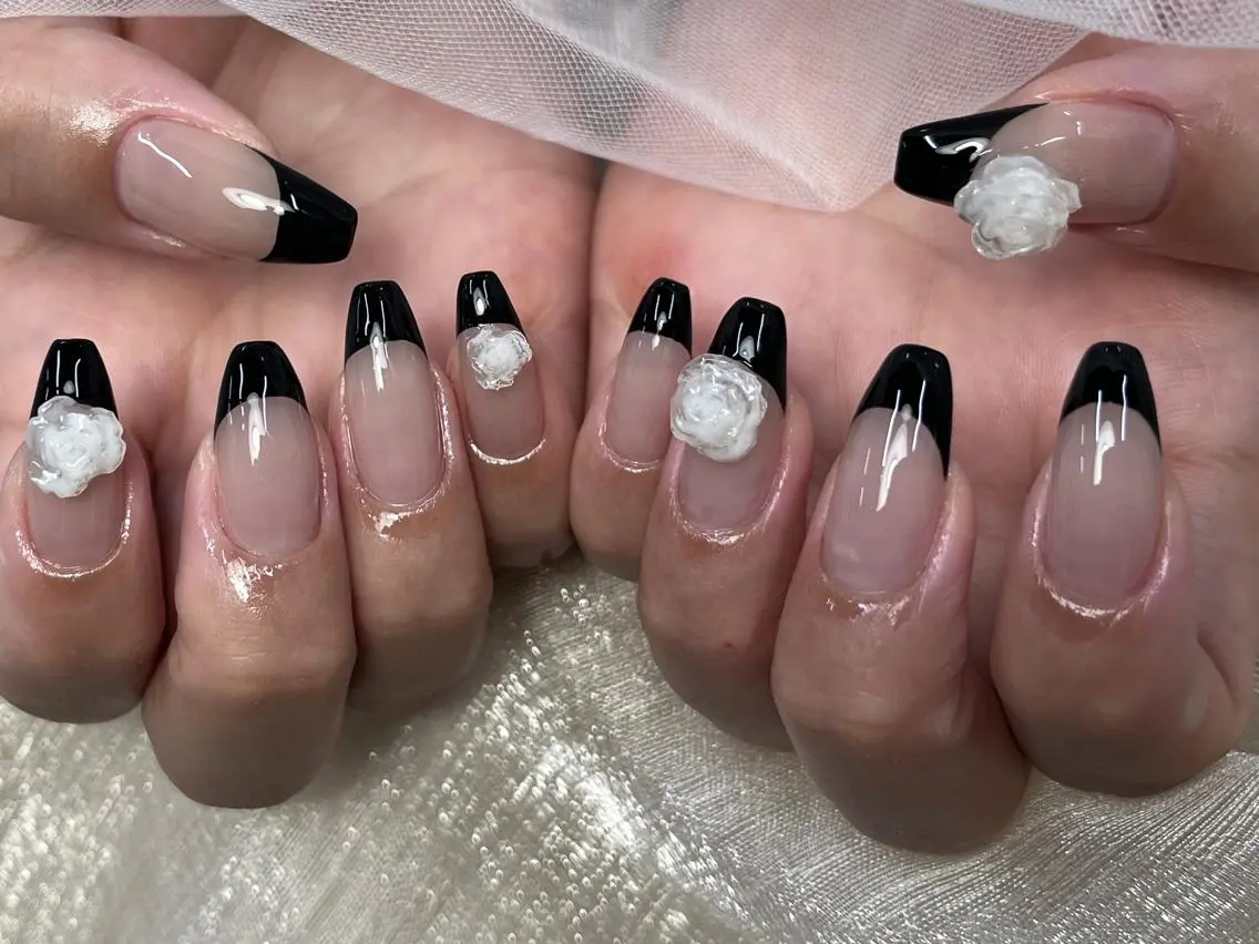 ネイル フラワーネイル フレンチネイル シンプルネイル ホワイト ハンドネイル ハンドケア ToliyDeliy Nail Salonのネイルデザイン