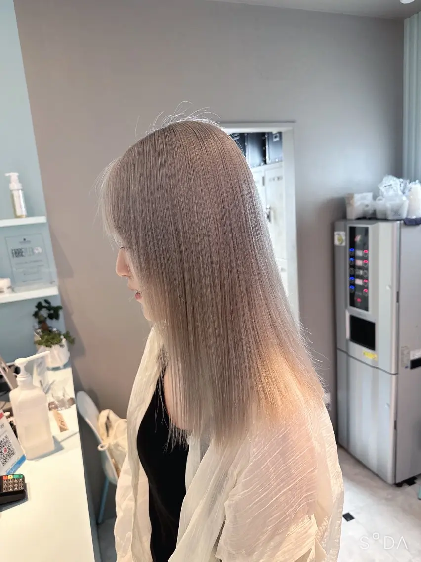 セミロング カラー 🪄池袋ハイトーン 🪄ブリーチカラーのヘアスタイル