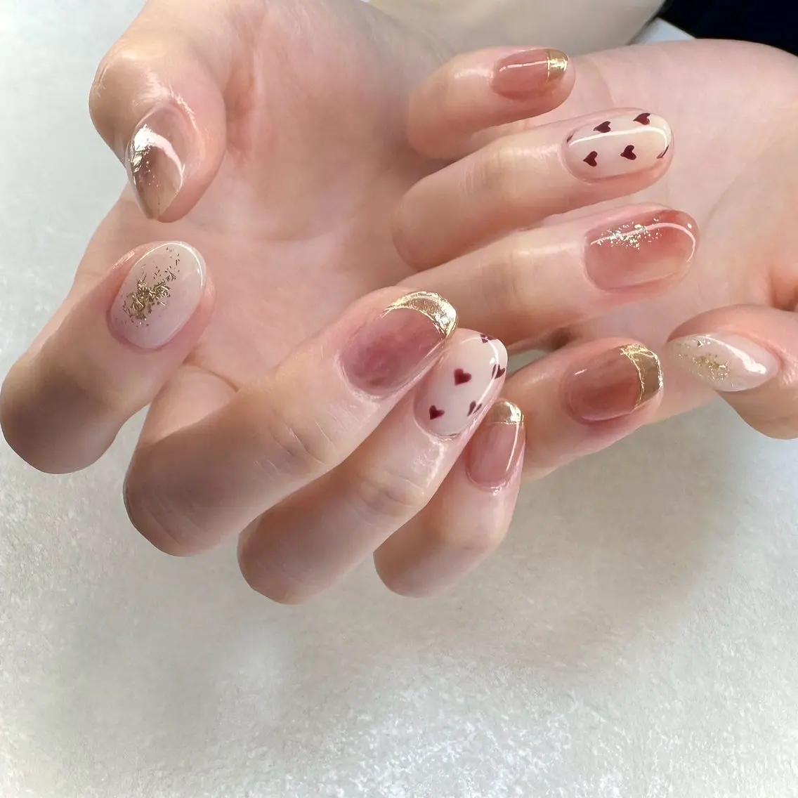 ネイル ボルドー ブラウン ゴールド ハート ニュアンスネイル ハンドネイル pointillé .ayaのネイルデザイン