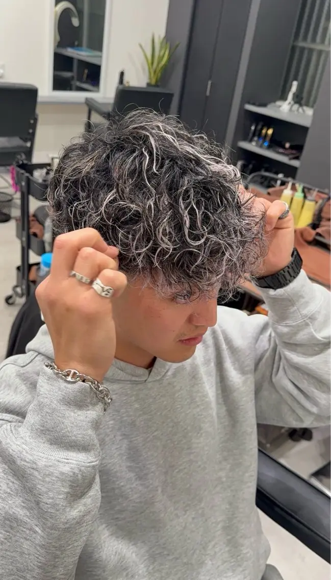 カットホワイトメッシュパーマの写真