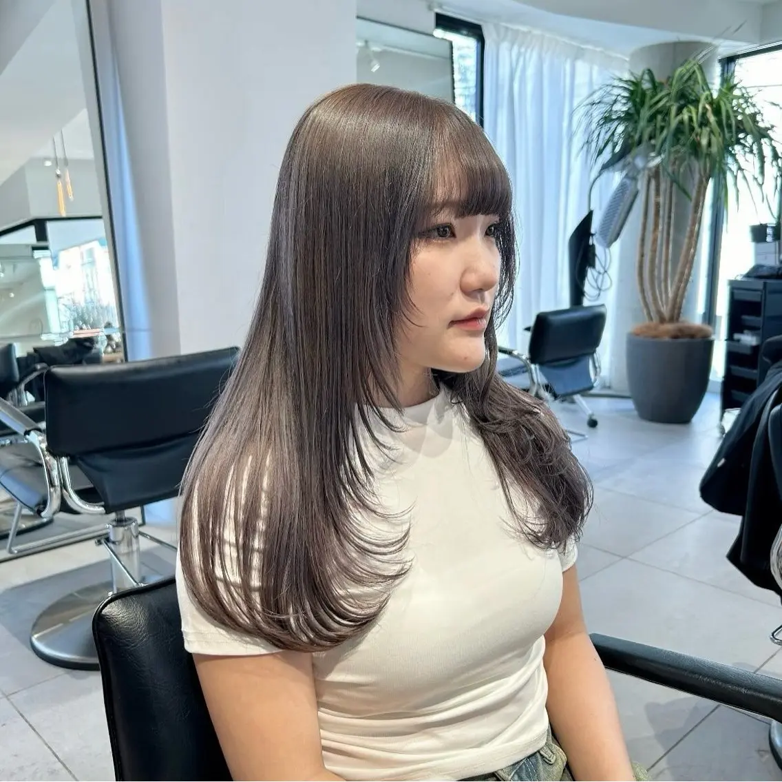 セミロング カラー ayumi / 上品に盛れるhairのヘアスタイル