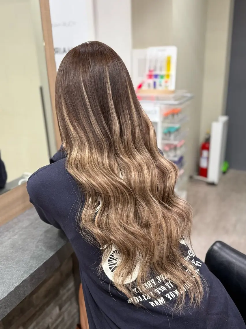 ロング カラー 切りっぱなしボブ シールエクステ バレイヤージュ ボブ エクステ カット ヘアカラー エクステ RIEブリーチ& エクステ特化型のヘアスタイル