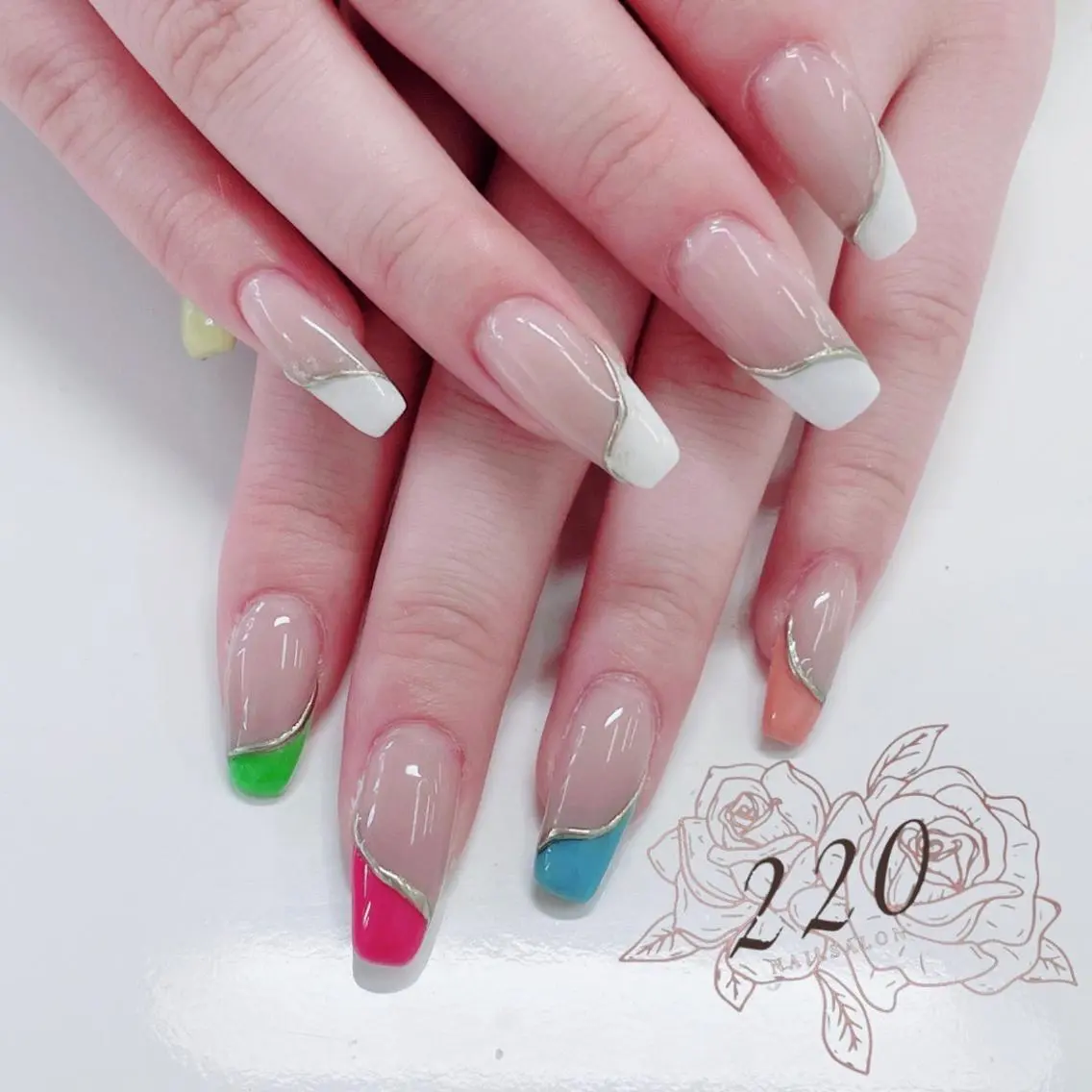 ミディアム ネイル フレンチネイル ニュアンスネイル nailsalon 220momokaのネイルデザイン