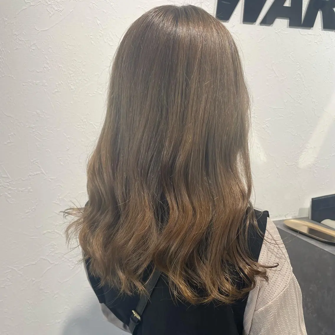 セミロング カラー shiho .のヘアスタイル