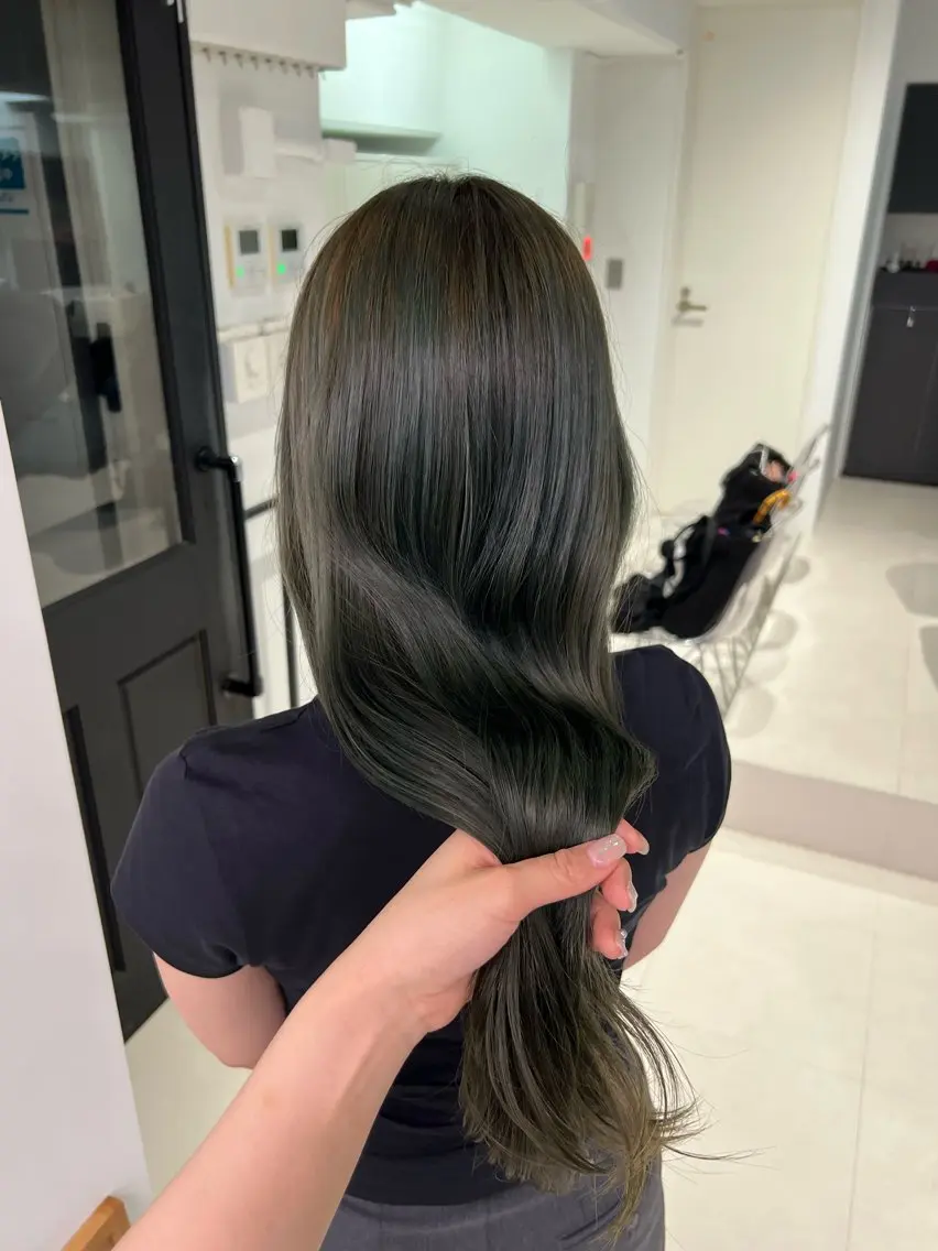 ロング カラー ヘアカラー トリートメント うるぷるカラー 🤍 Naanoのヘアスタイル