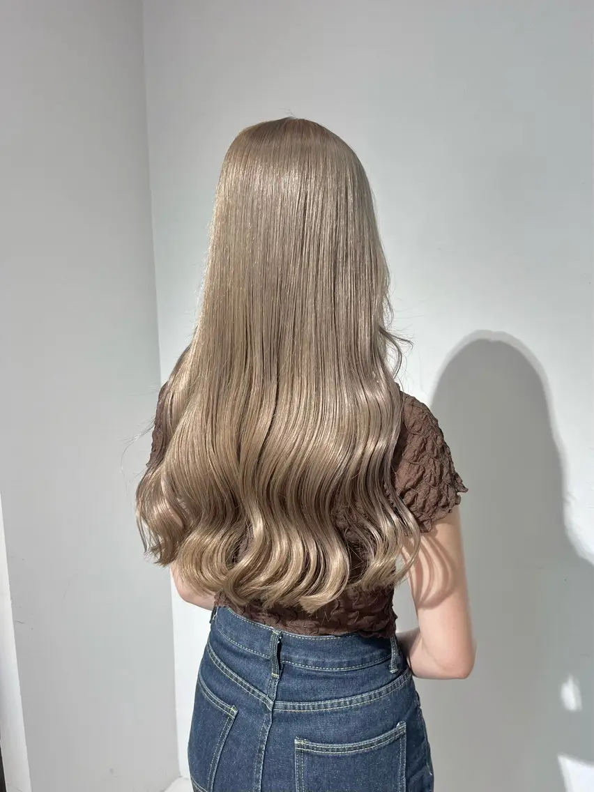 ロング カラー ベージュカラー ミルクティーベージュ allum SAKURAのヘアスタイル