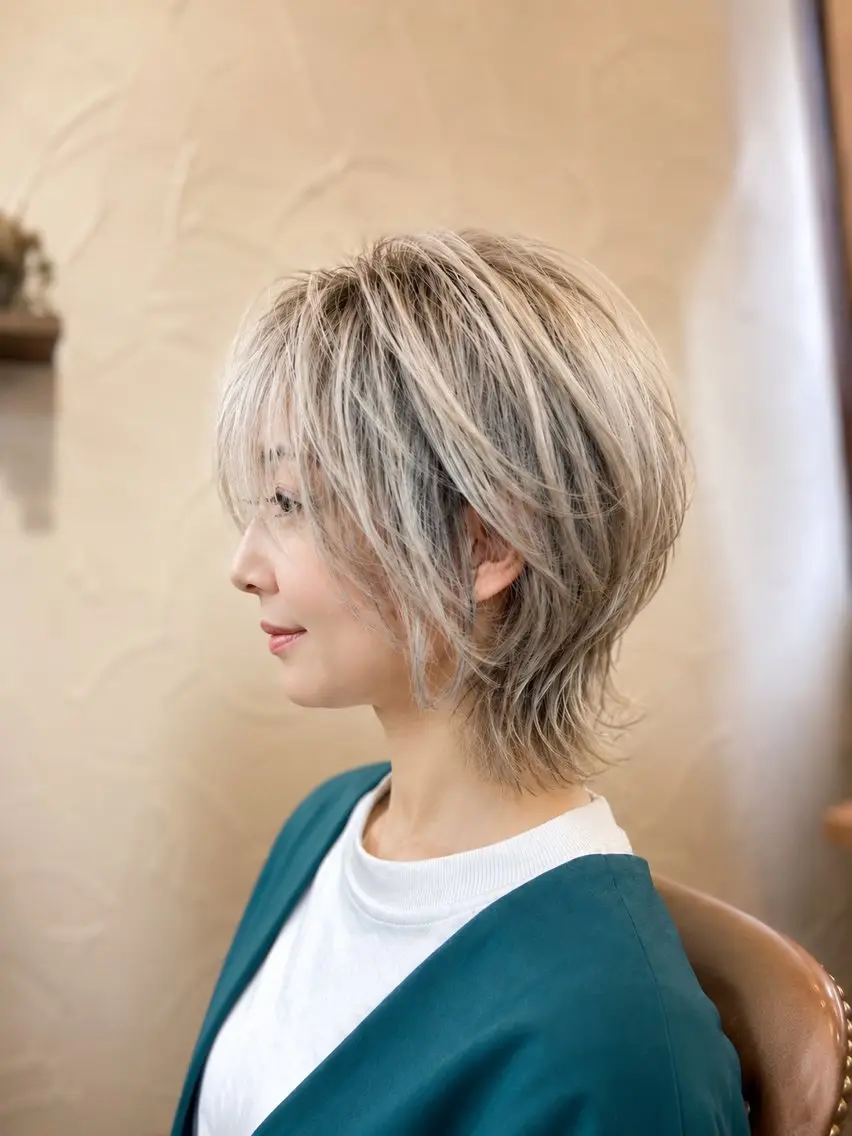 ミディアム カラー シルバー くびれヘア ウルフカット 艶髪/髪質改善/ レイヤー/鈴木慎一のヘアスタイル